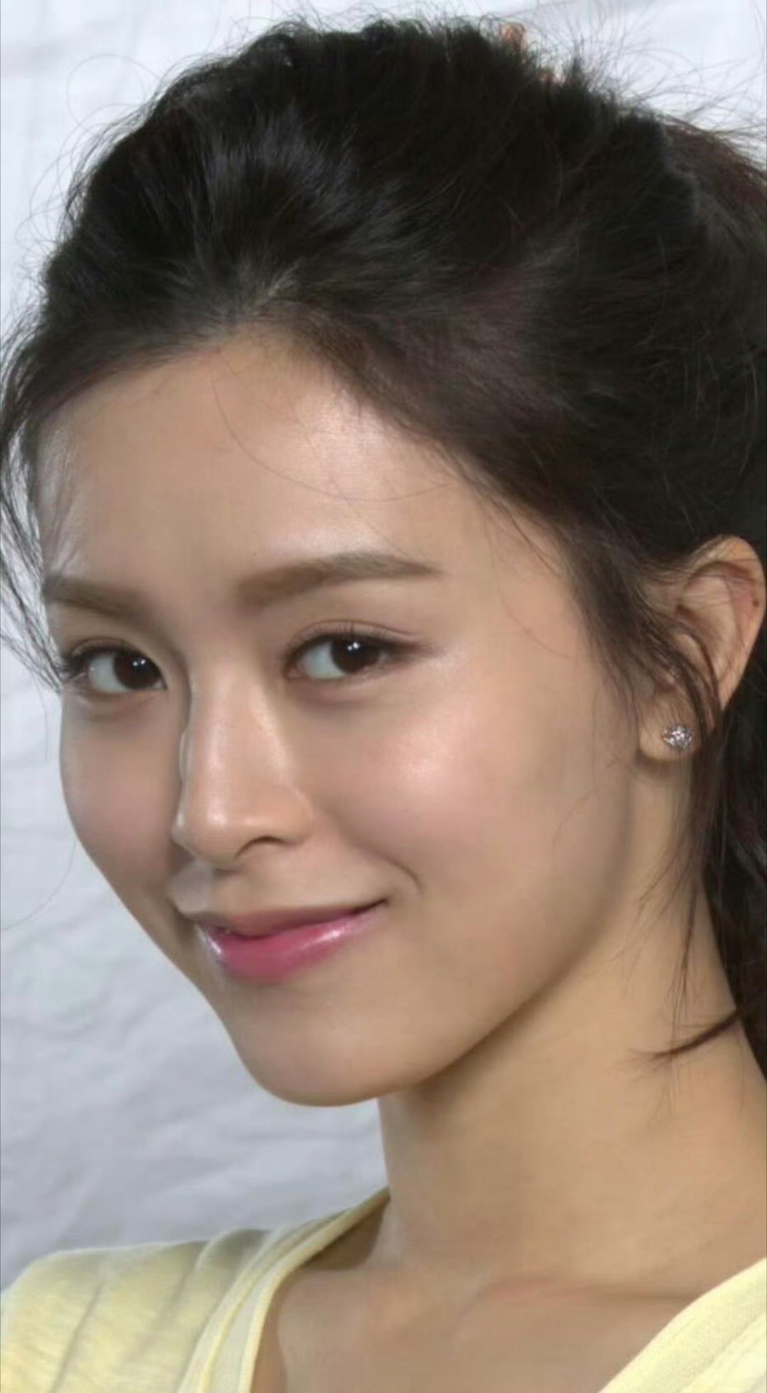 文咏珊淡妆居然比浓妆更好看，当时还是很流行自然肤色的