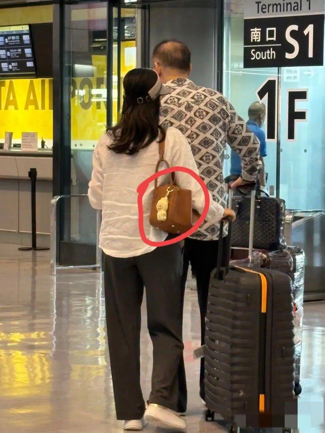 网友机场遇到了大导演陈凯歌和他的美女老婆陈红，大家快看陈红的包，虽然她年纪已经年