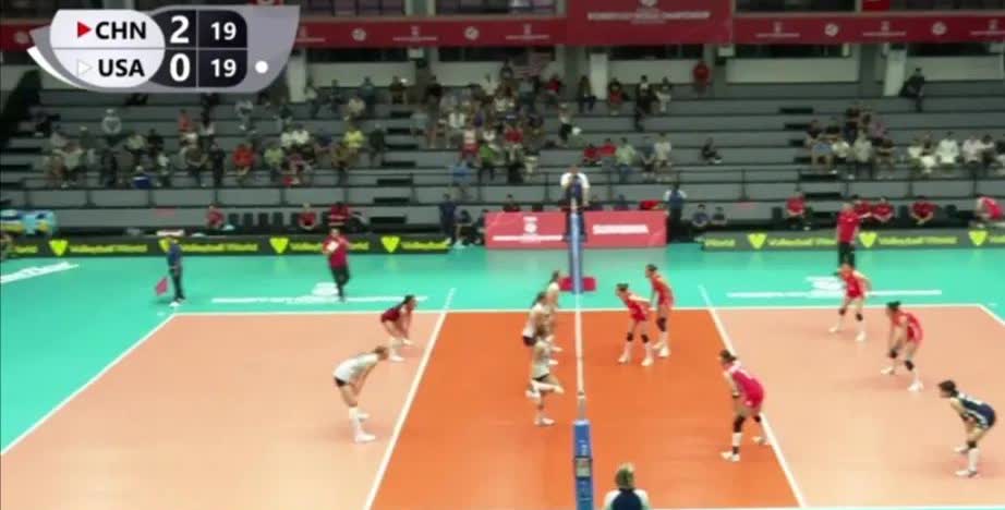 中国U21女排3：0横扫美国队，小组循环赛五连胜，以B组第一出线！