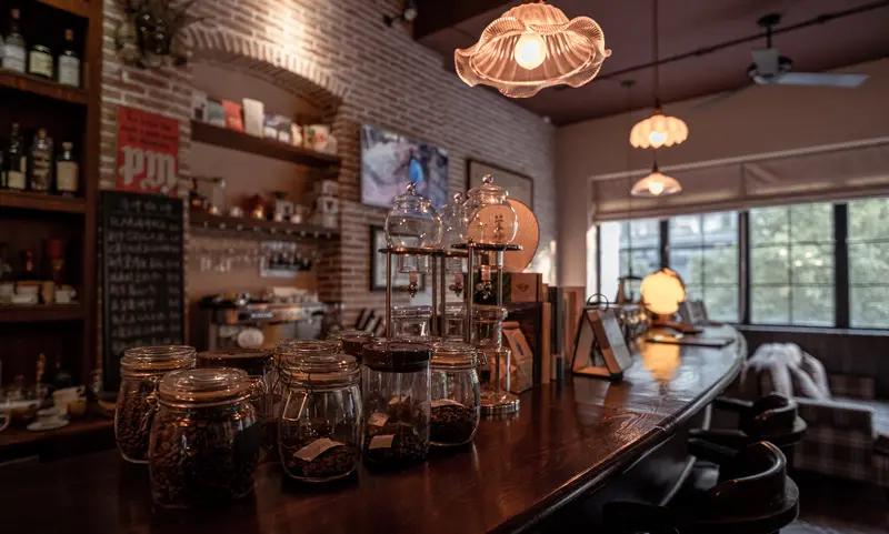 重庆九龙坡这事儿真够奇葩的。12月4日，10人聚餐拼了俩大桌，餐费1262元。吃