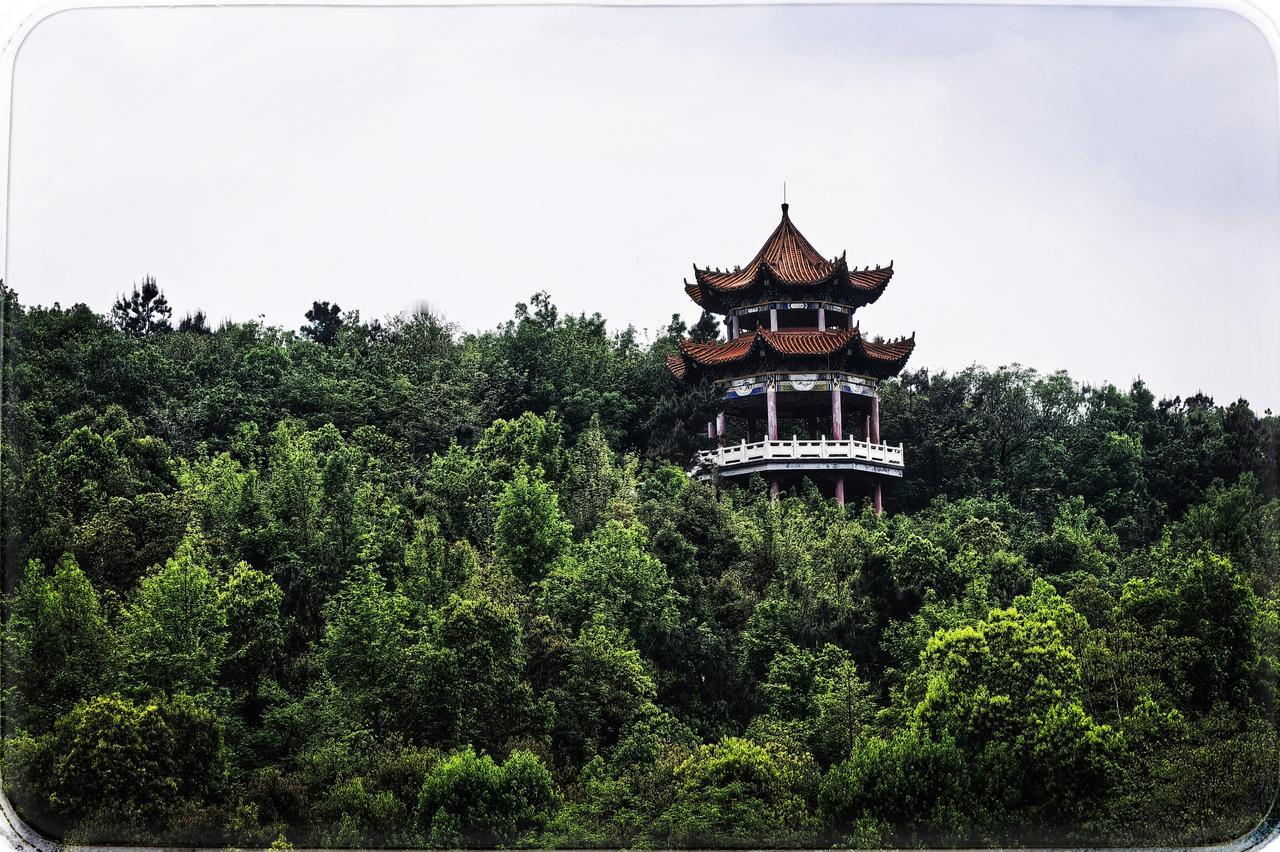 光谷二妃山公园之魅在光谷的天地，二妃山公园立起，草甸风光，似梦幻的绮丽之诗。草