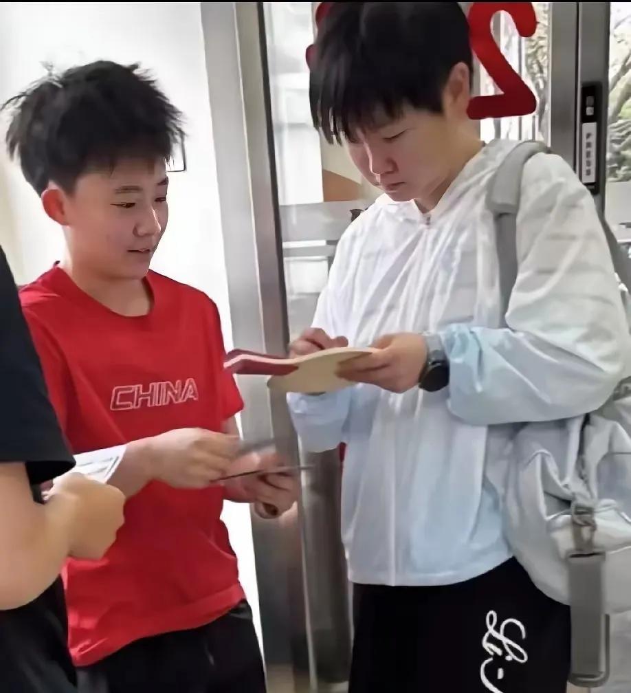 6.16今天终于有了莎莎得消息，和王楚钦穿着同款防晒衣。网友说那是情侣服。是