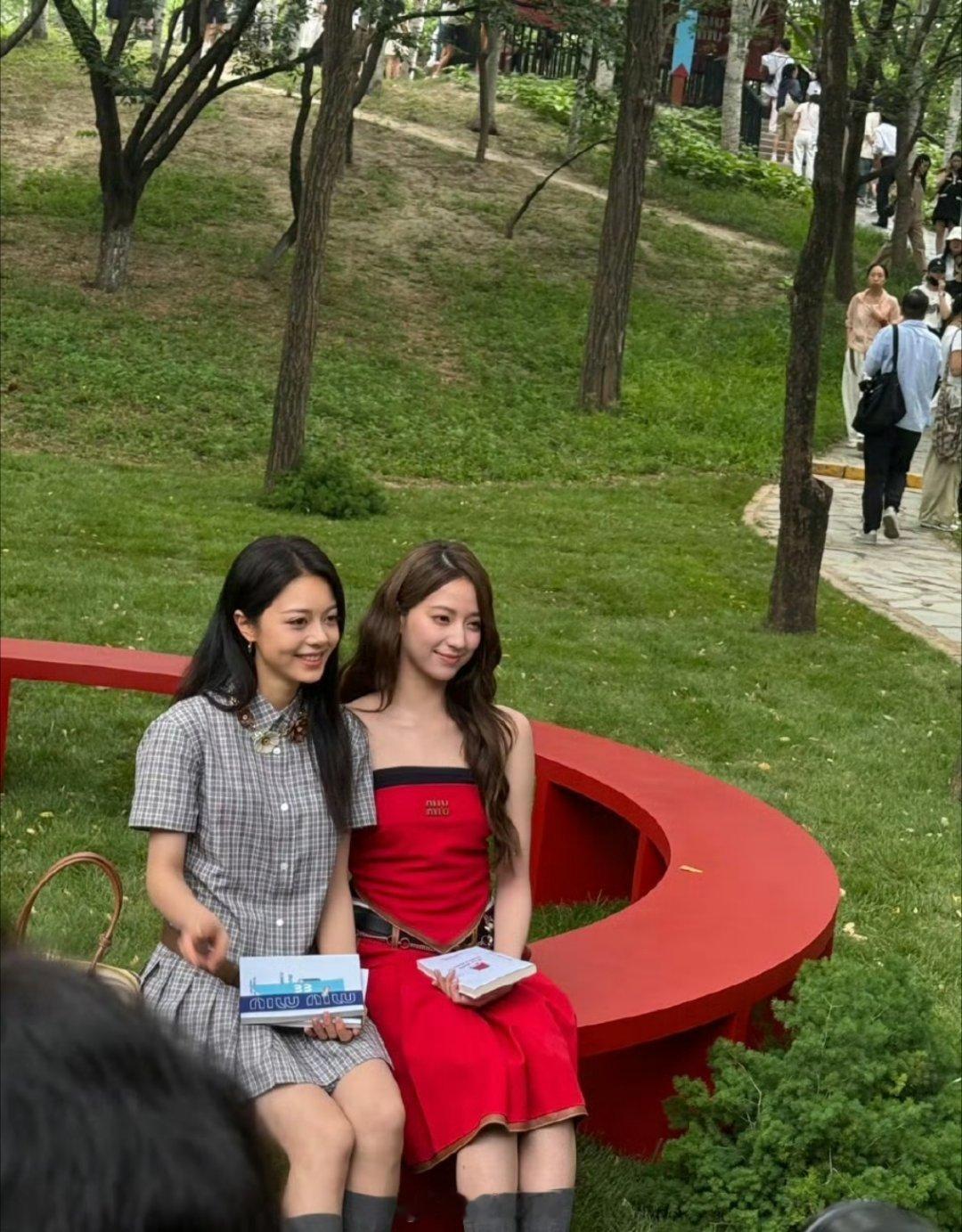 miumiu活动赵今麦，欧阳娣娣同框路透图来咯​​​