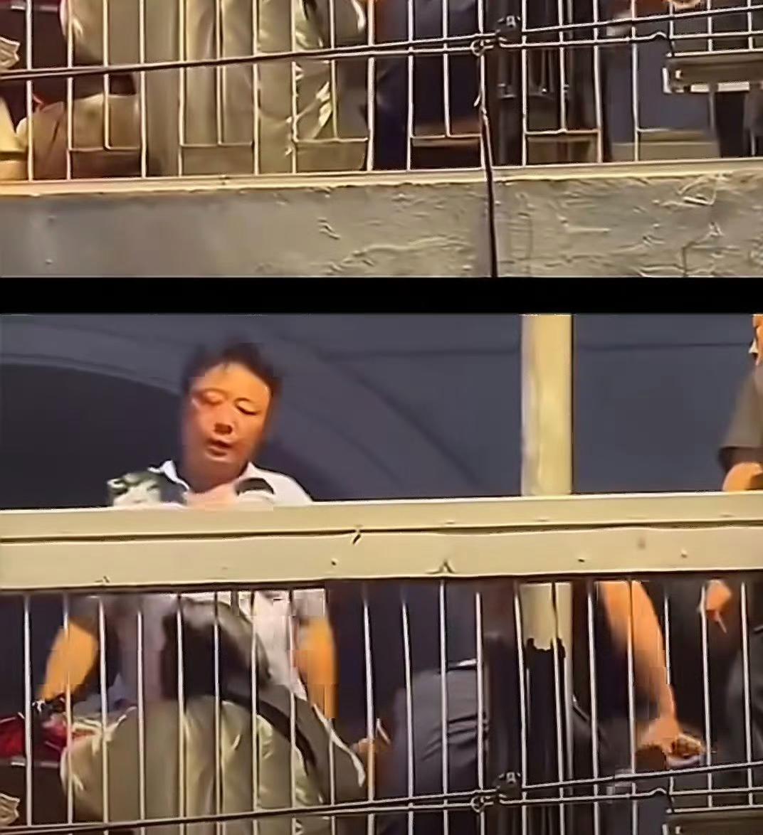 武汉这座人行天桥上，原本只是普通的夜晚，却因为一场争执闹得沸沸扬扬，最后还惊动了