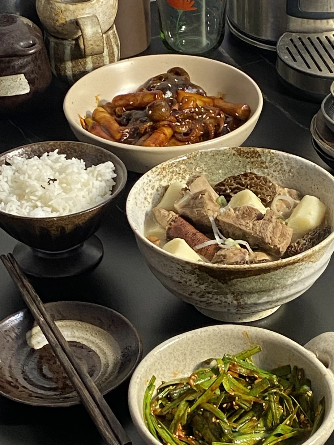 今日菜谱📜羊肚菌肉骨汤 年糕章鱼 凉拌韭菜