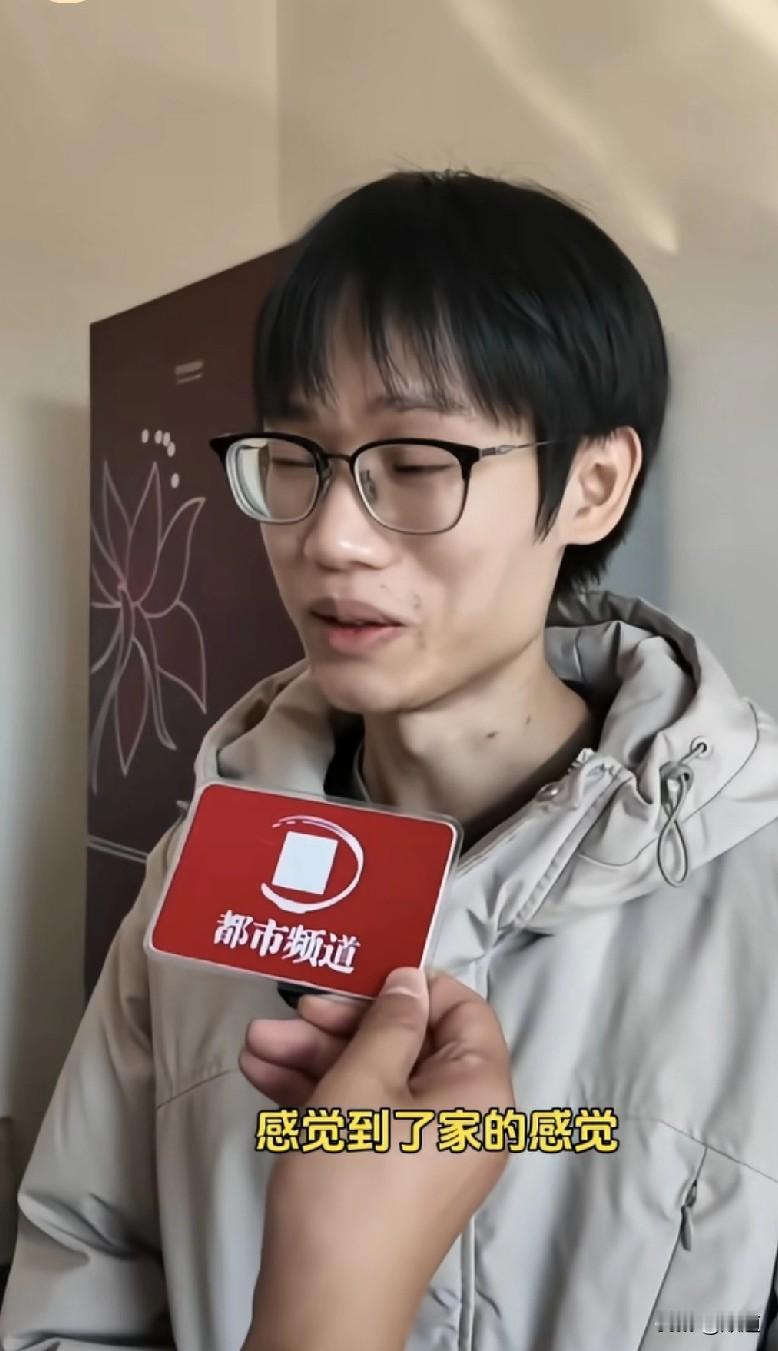 记者问梁志辉弟弟，哥哥找到后，家里有什么变化？弟弟说，家里有了温度，变得温暖了