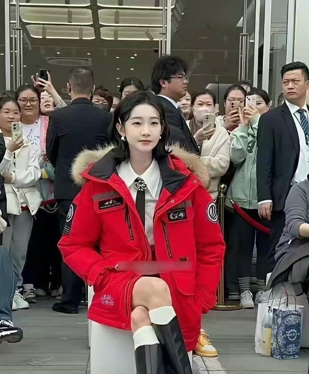 看了张艺凡才知道，原来有人跷二郎腿一只脚可以踩在地上，太厉害了吧！
