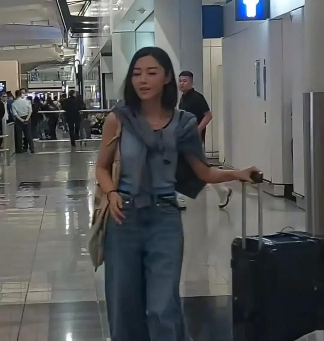 “百花奖影后”卫诗雅回到香港了，港媒拍到她现身机场，身边空空荡荡，连个拎包助理都