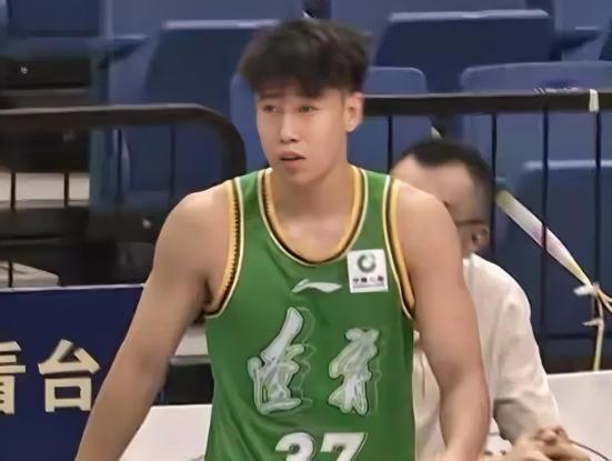 发现了吗？新赛季，辽篮阵容洗牌，与李虎翼竞争出场时间的并不是鄢手骐，而是他。