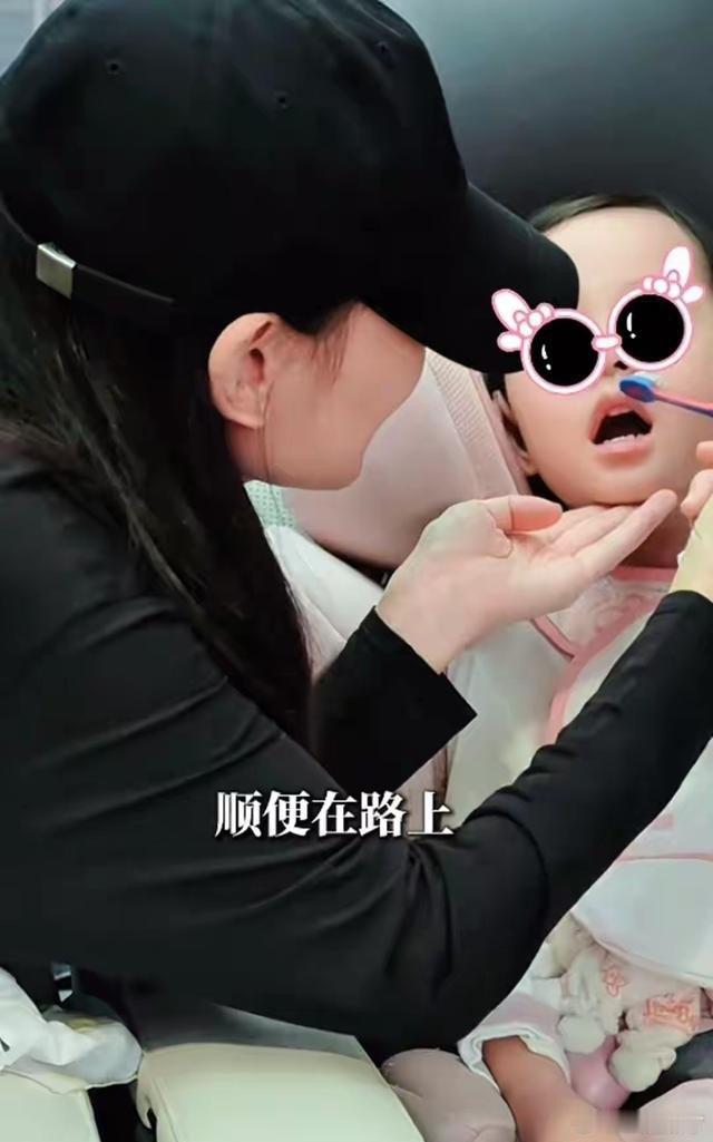 41岁孙骁骁挺大孕肚送3岁女儿上幼儿园，车上喂饭刷牙贴贴纸，送完又去做孕期锻炼，网友：这高龄孕妈咋比