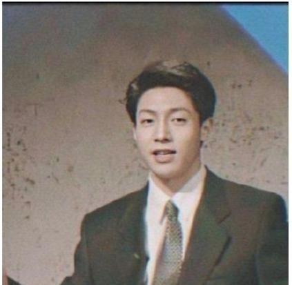 1998年，撒贝宁去央视面试，领导肖晓琳一看到他，转头就走入办公室锁