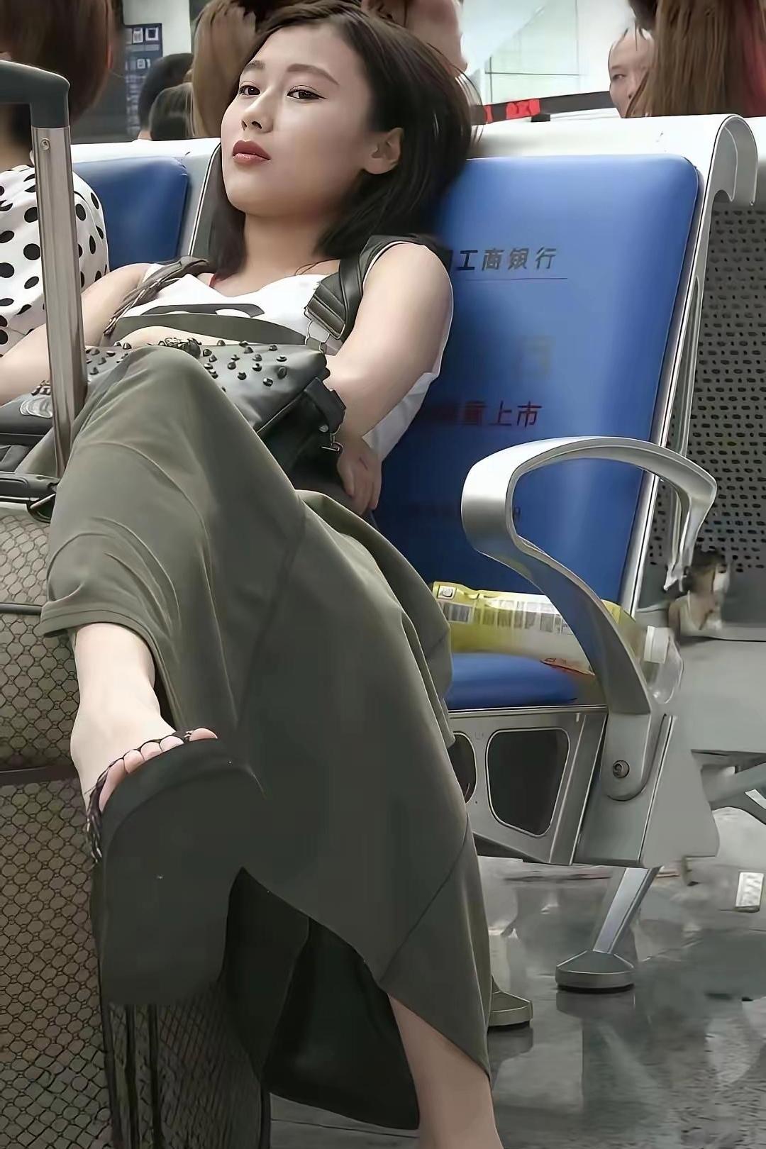 候车室一幕引争议！这是随性自在还是缺乏教养？候车大厅拍到一位女士的坐姿，实