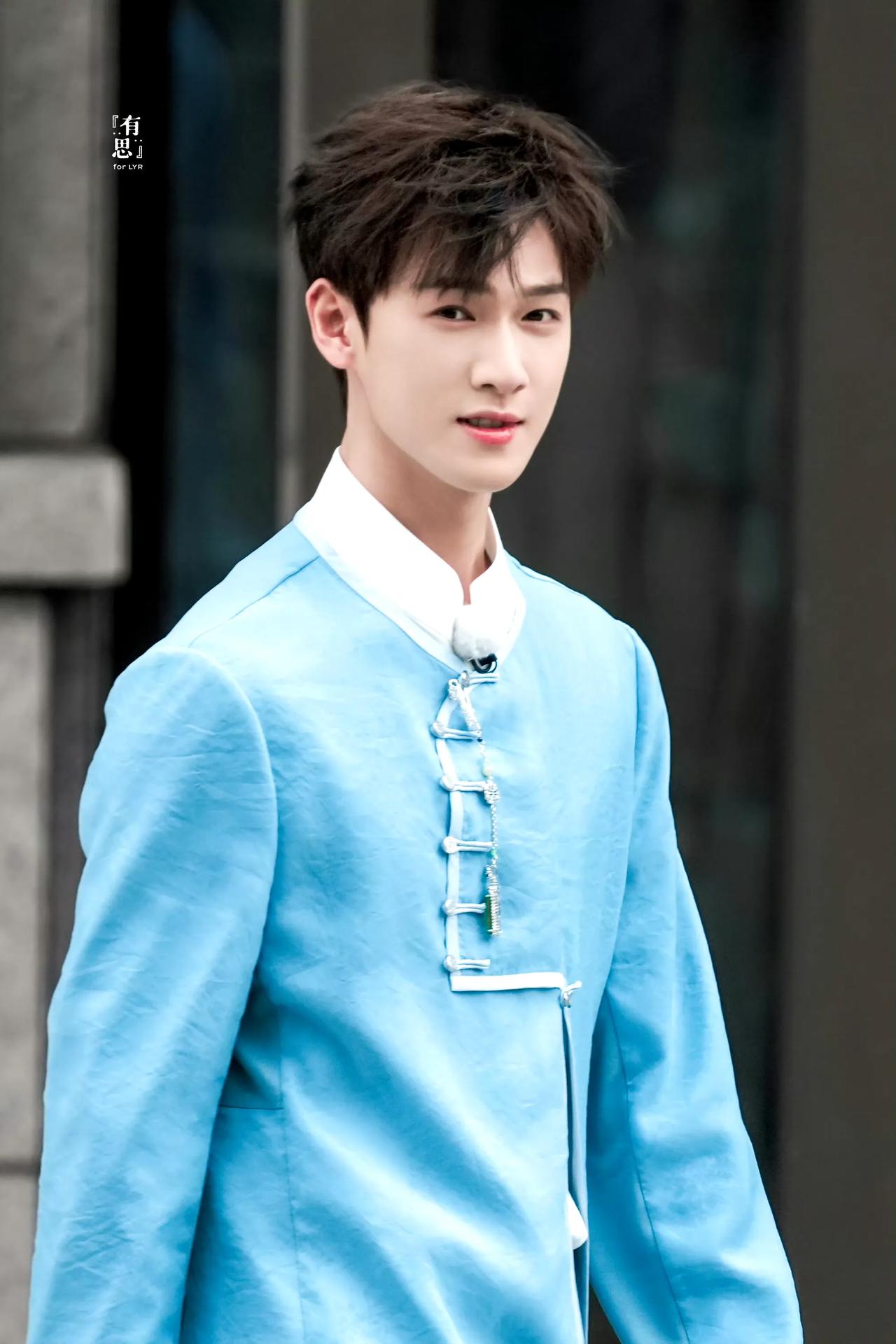 李昀锐小林今天跑男常州路透，蓝色长衫造型即清爽又帅气，衣服的设计是新中国风，妥妥