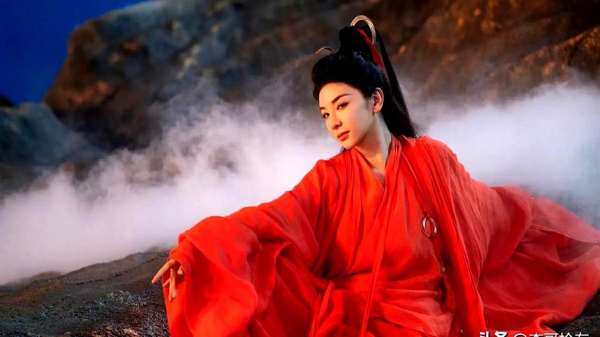 黄奕这次是真·美到本尊了！《临江仙》热度刚破9000，她直接甩出九宫格怼脸自