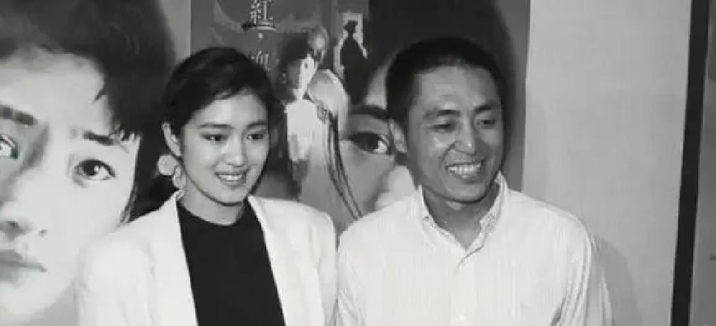 当年张艺谋和巩俐在北京同居那会儿，有一幕很多年后都被人翻出来反复咂摸七八岁的小姑娘张末满心欢喜去敲父