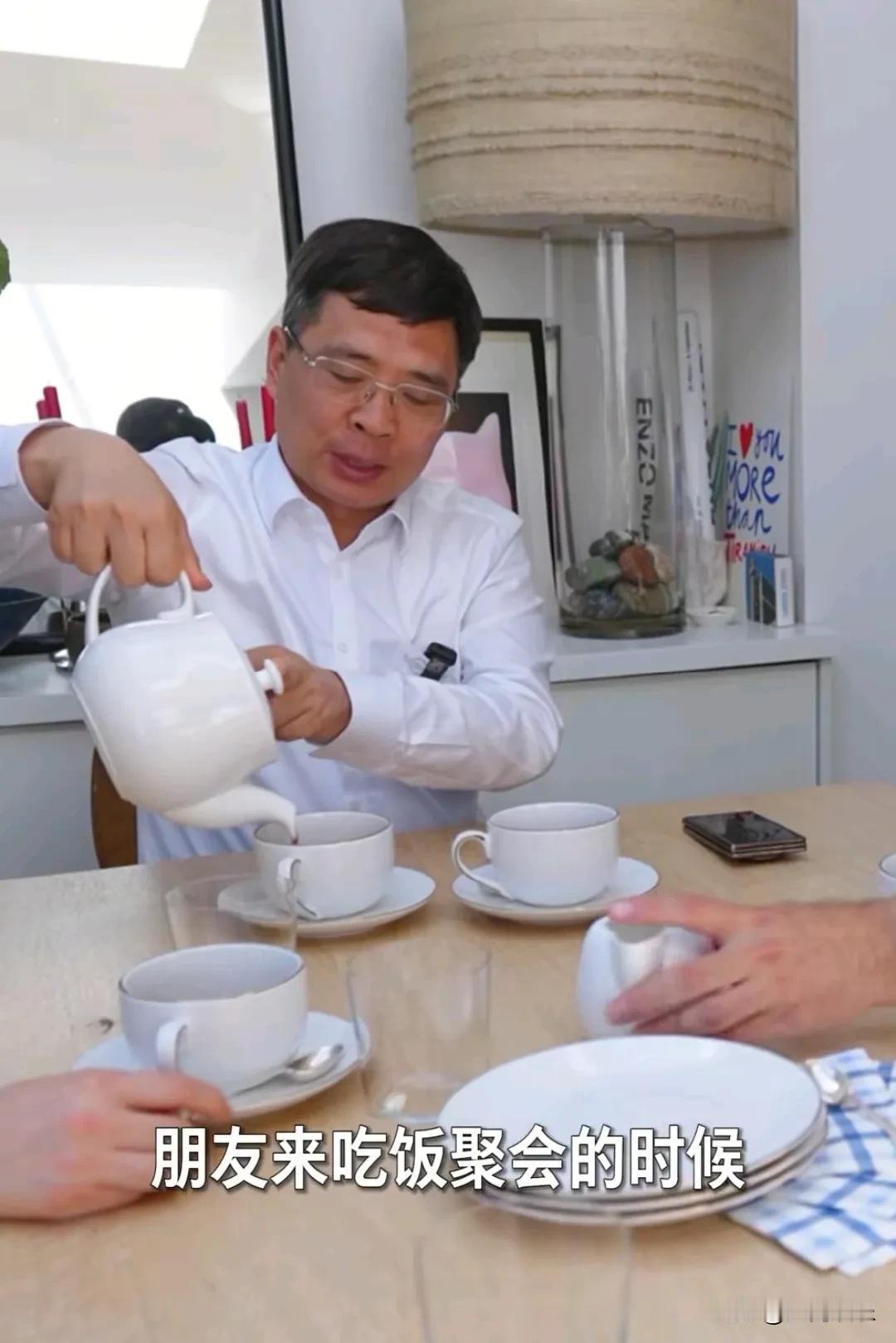 海尔总裁周云杰去英国客户家里做客，通过他们喝茶的细节就能看出，英国人确实不太注重