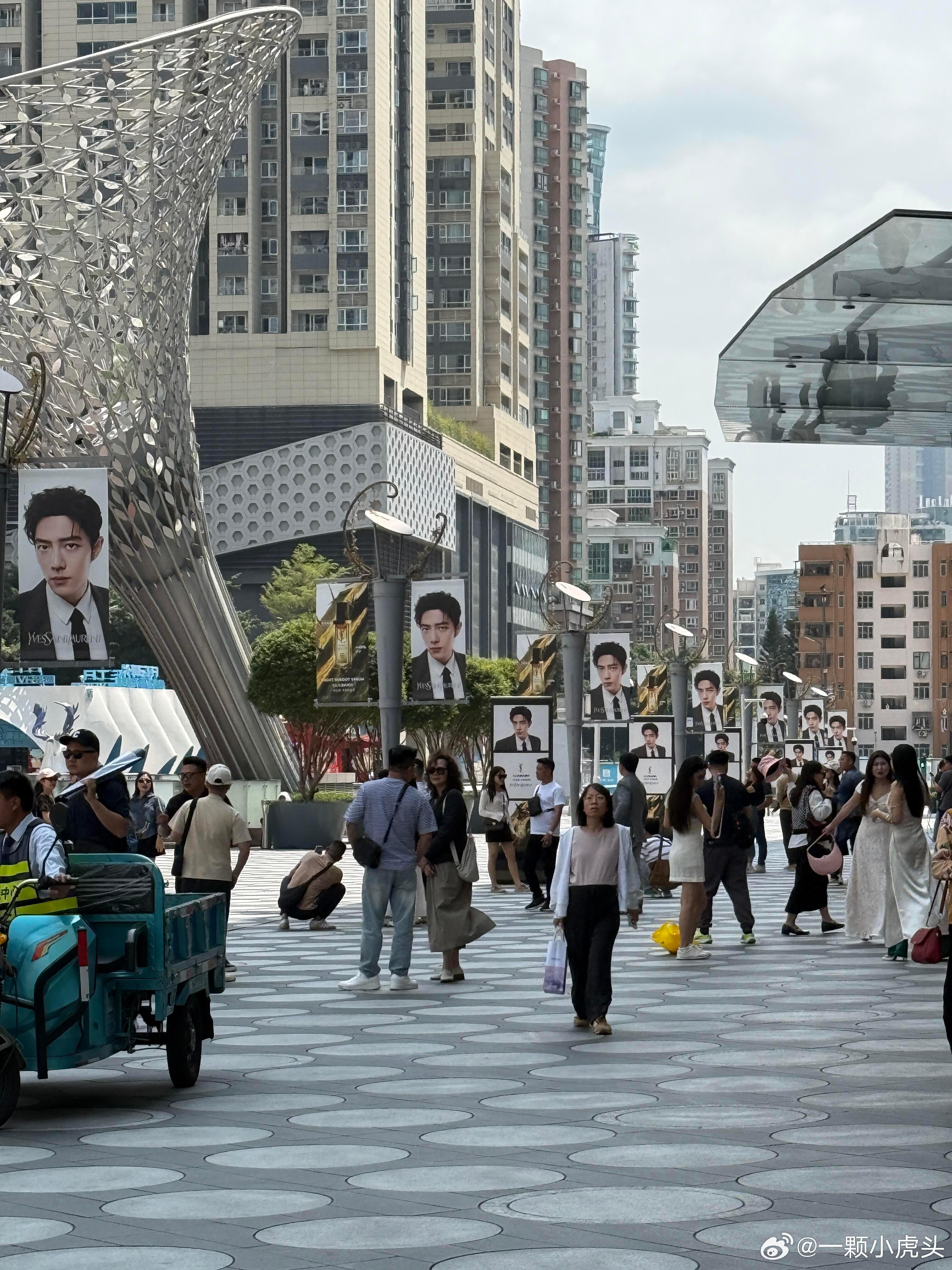 泰国旅游团在肖战地广前打卡，肖战成景点了。