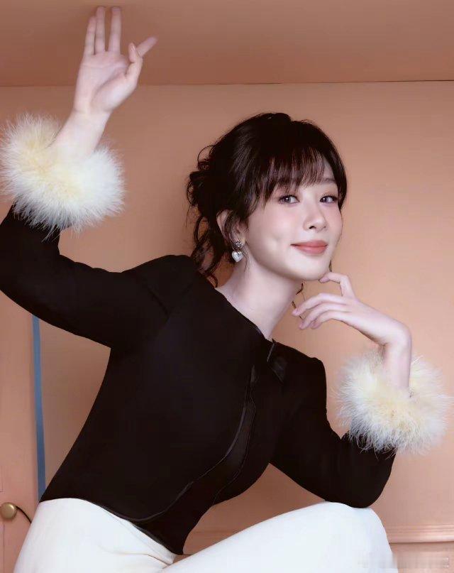 杨紫前一日发布的锦觅情怀转场视频热持续，相关播放量已突破50亿，稳稳占据话题榜前