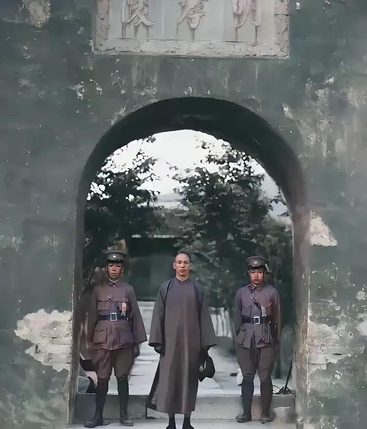 老蒋晚年常以一副慈眉目善的样子出现，其实年轻时是个不折不扣的暴脾气。敢当敢死队攻