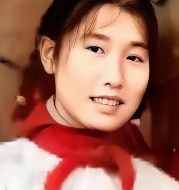 1973年，女知青黄丽萍带着农村丈夫回宁波探亲，没曾想，当丈夫看到墙上挂着的照片