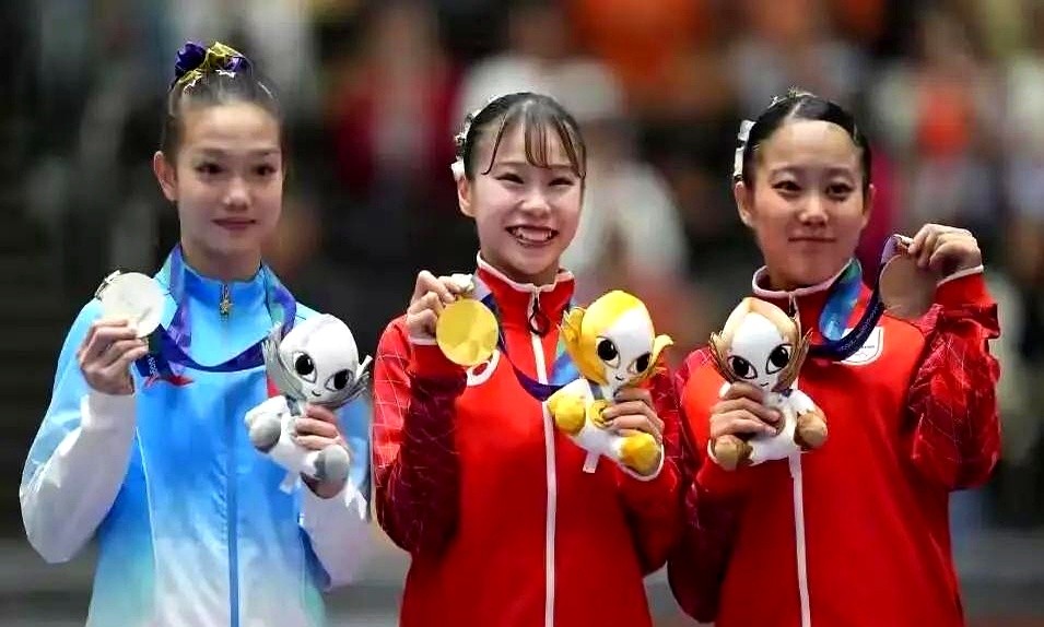 狂揽8金2银4铜，女团死死咬下14连冠！名古屋赛场上中国体操队赢了，但所有人捏了把冷汗。张博恒全能登