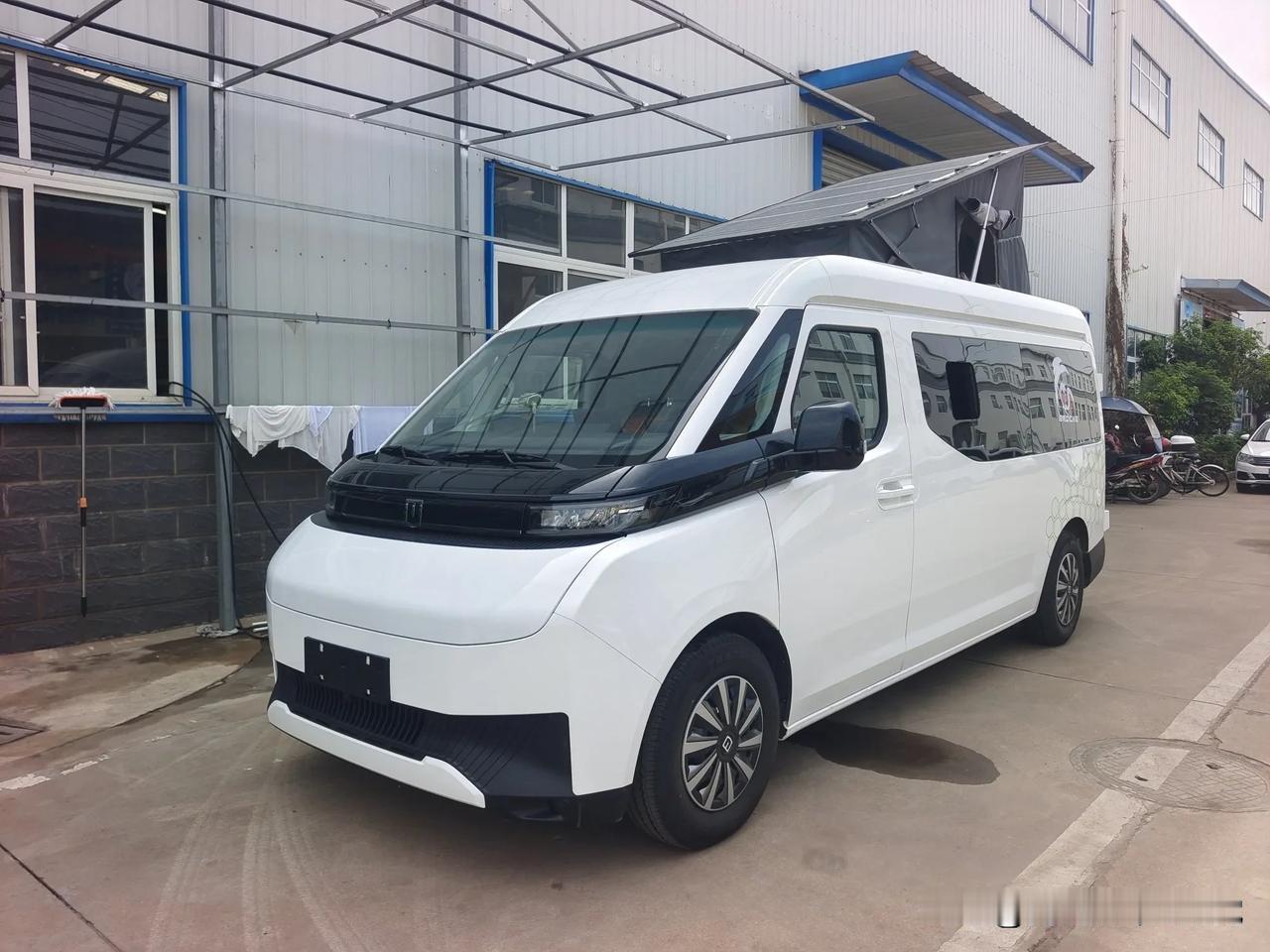 吉利远程超级VAN纯电升顶房车闪亮登场！它配备83度宁德时代锂电池，工况续航