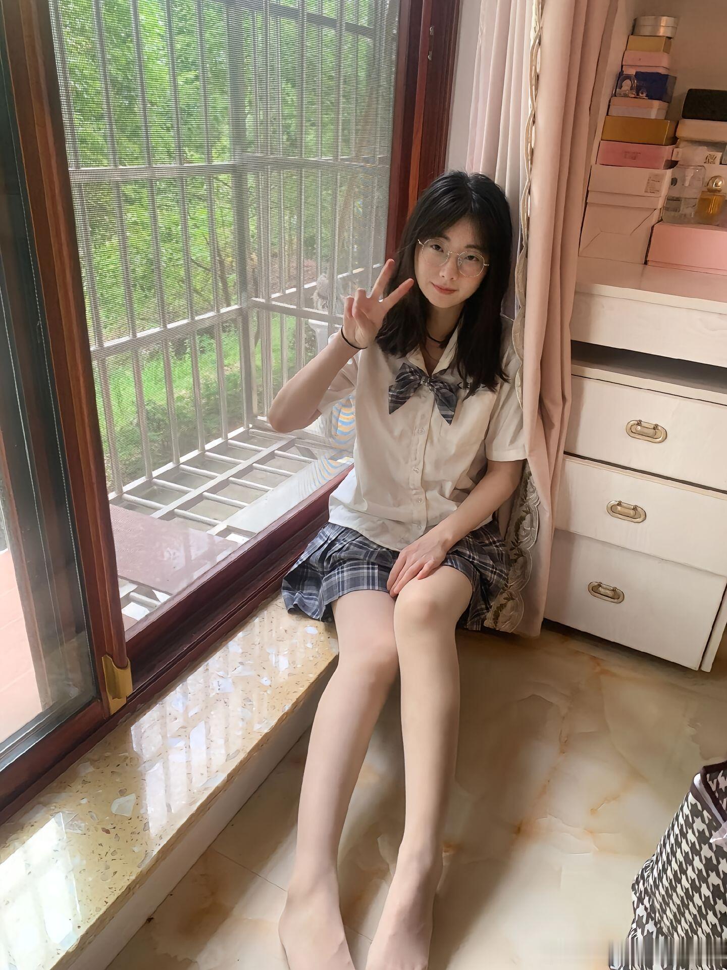 穿丝袜戴眼镜，暑假的精致美～​​​
