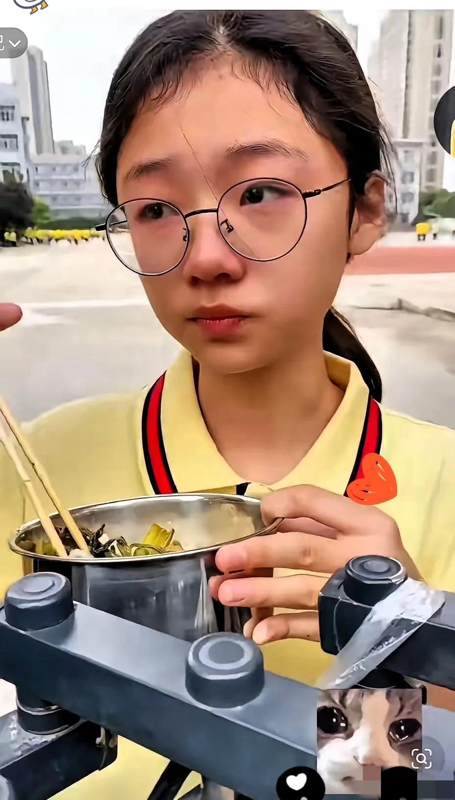 江苏盐城，一个13岁的女孩，身高一米七三，坐在教室最后一排。午饭时间，同学都