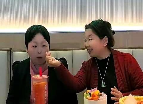 杜大娘给闺女庆生的视频，越看越觉得别扭！视频里她对着镜头刻意找话题、换手势，