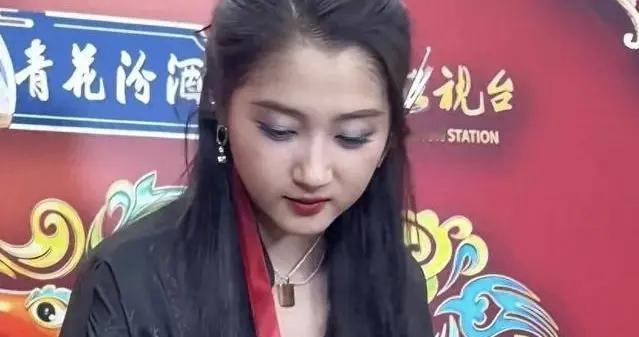 关晓彤国风造型亮相北京春晚，身材争议再引热议