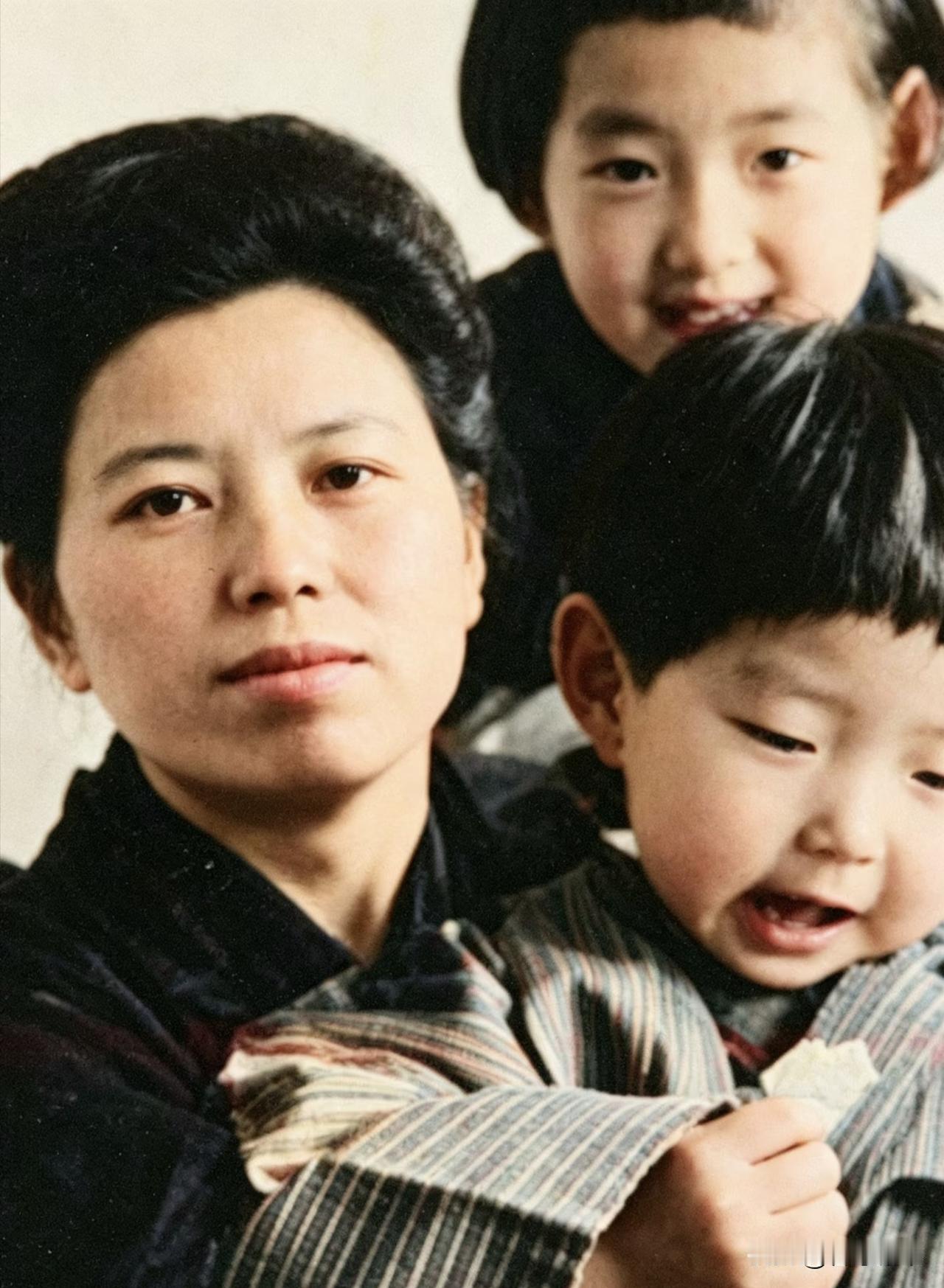 原来山口百惠的儿子像外婆请看下面两张照片的对比左边的照片是山口百惠的母亲
