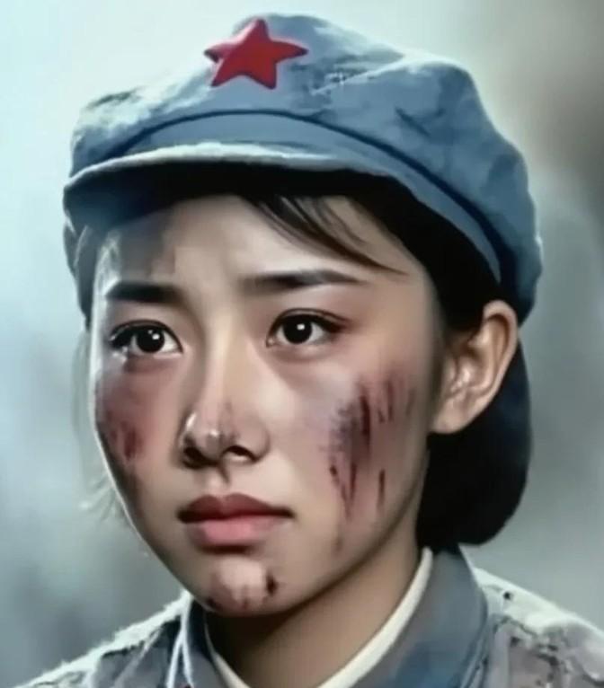 1940年，敌人把一昏死过去的西路军女战士扔进了垃圾坑里。她刚缓缓睁开眼睛，一个