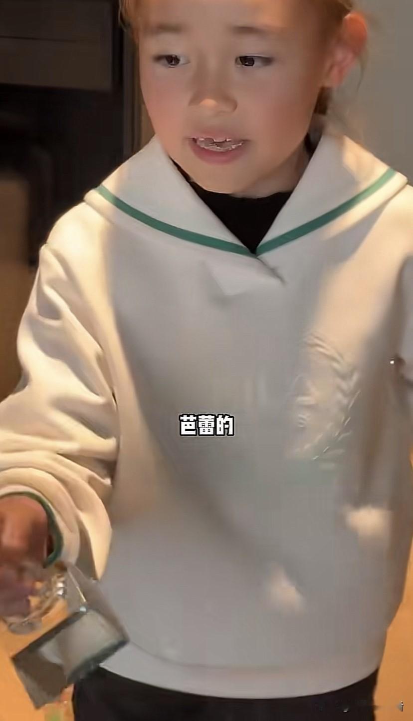 叶海洋把大女儿培养的很优秀，不但英文说的很流利，现在才七岁马术又发了奖牌，芭蕾得