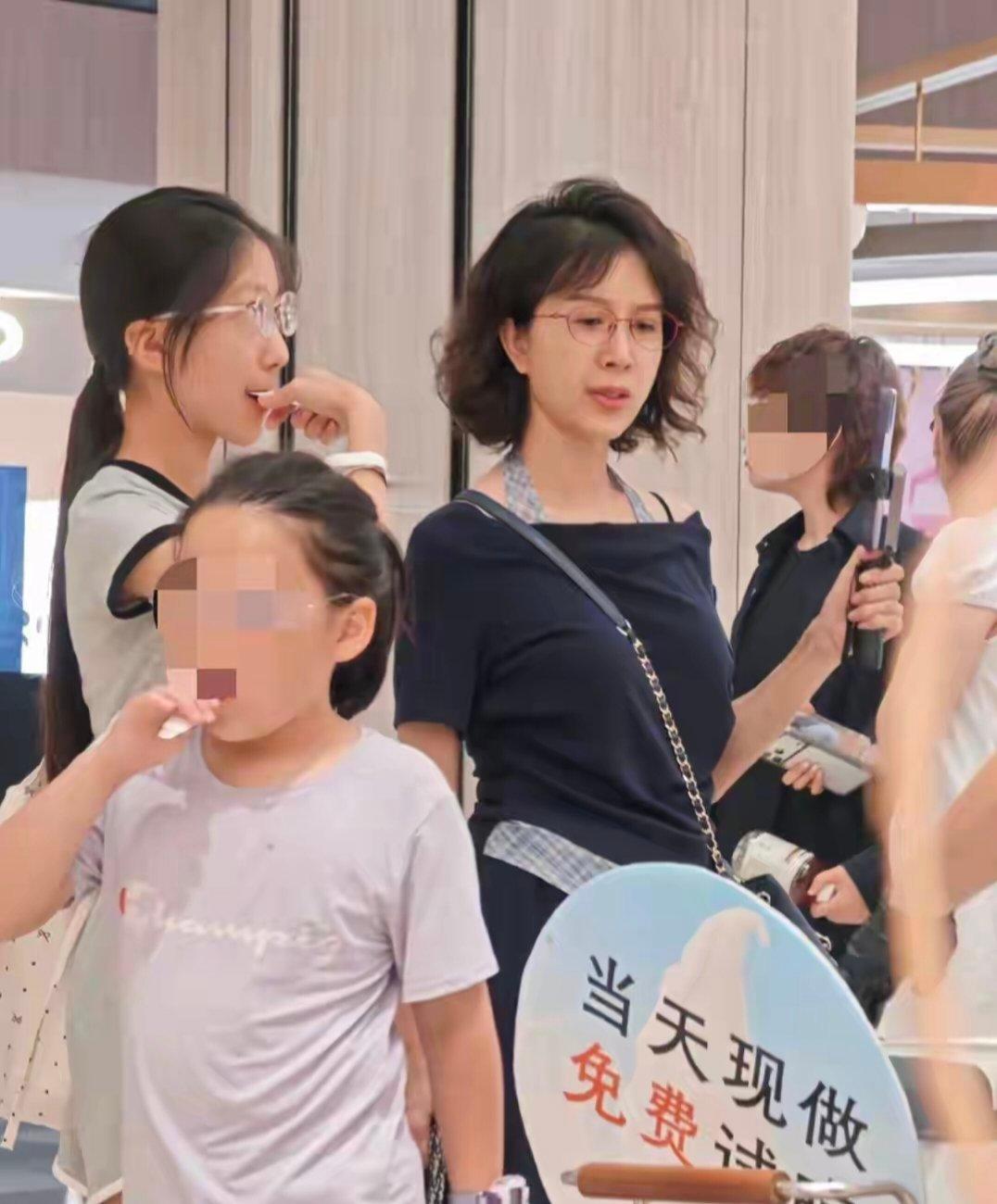 金巧巧51岁气质优雅，一条藏青色的紧身裙，短发干净利落，13岁女儿身高1米7，长
