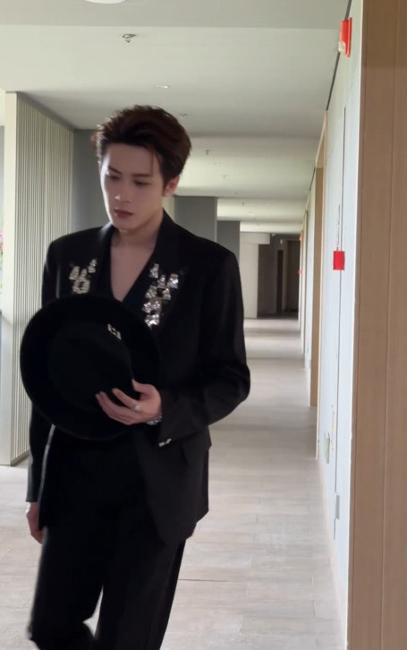 檀健次ELLE背头檀健次水晶吊坠西装look檀健次ELLE背头，檀健次水晶吊坠