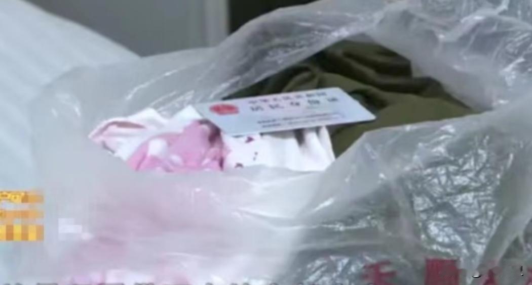 2007年，16岁的冯霞在学校爬墙跟一陌生男人跑了，自此杳无音讯，15年后，母亲