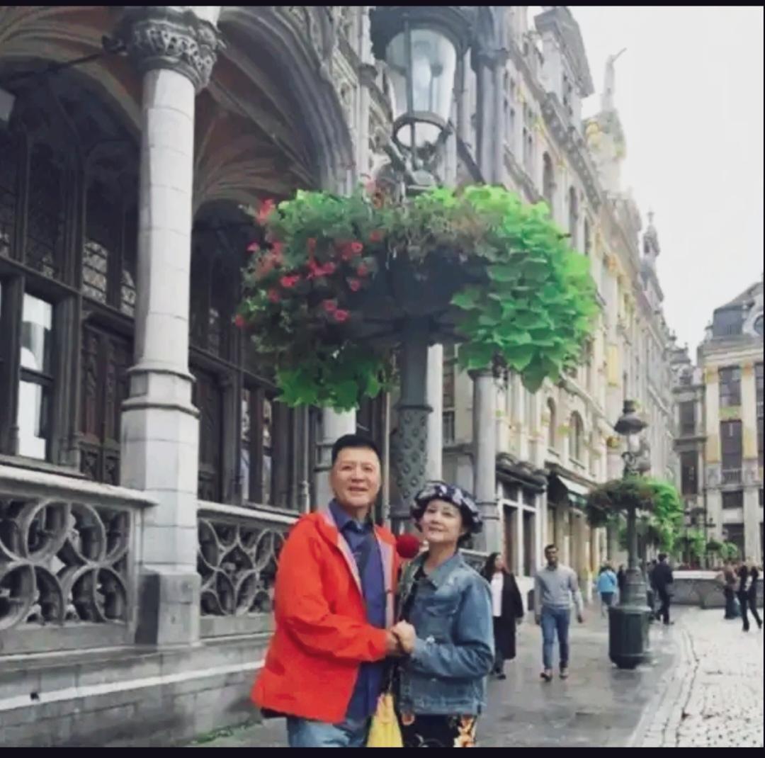 茹萍刘之冰夫妇比利时度假，面对镜头两口子浪漫牵手留下美好瞬间！