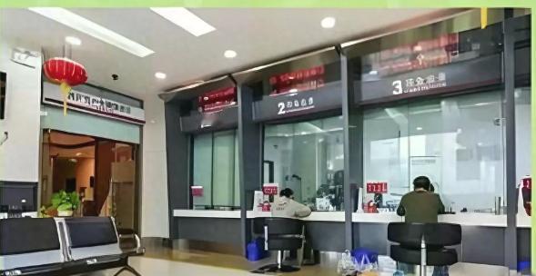 银行中午关门休息这件事，真正的问题不是“银行该不该午休”，而是过去几十年银行中午