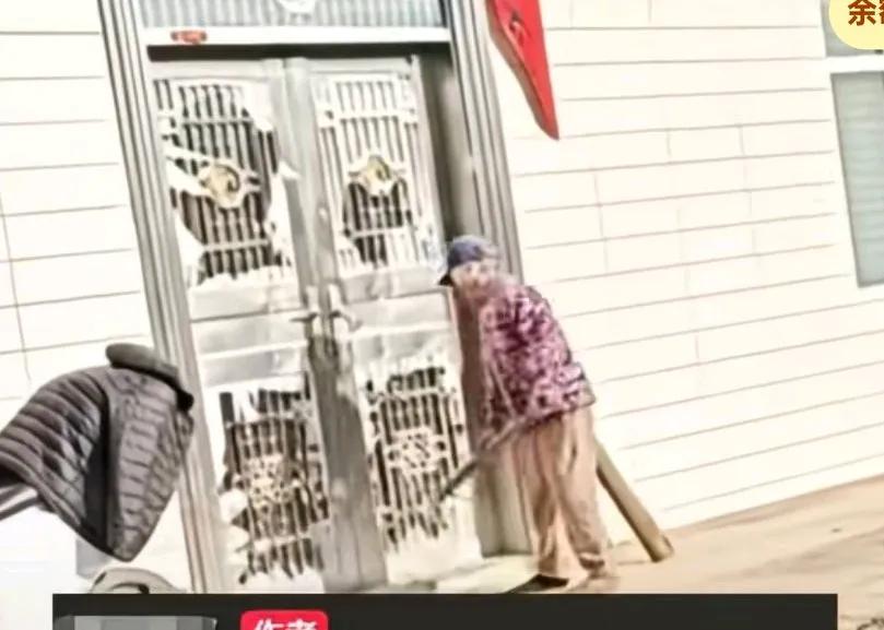 88岁老人用锤子砸小儿子大门，把玻璃全部砸碎了，老人在小儿子家住了15年，小儿