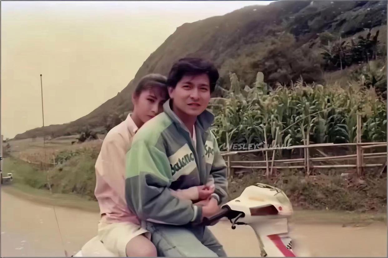 这时候刘德华还没有长开，有谁知道，坐在他身后的这位姑娘是谁啊？好幸福，这气质没谁