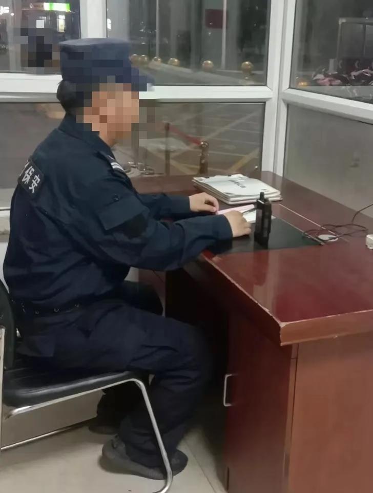 招一个有文化的保安，一月工资5000元-8500元，英语六级以上，除了英语外还要