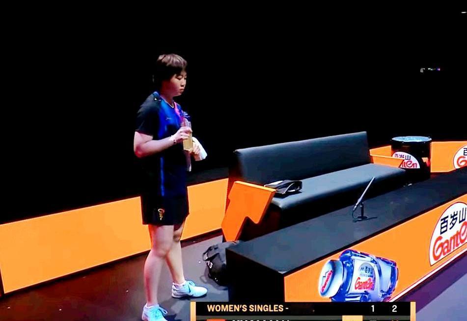 别再说老将靠经验吃饭了，她们靠的是心跳。第二局8:3，你盯着记分牌手抖。一转