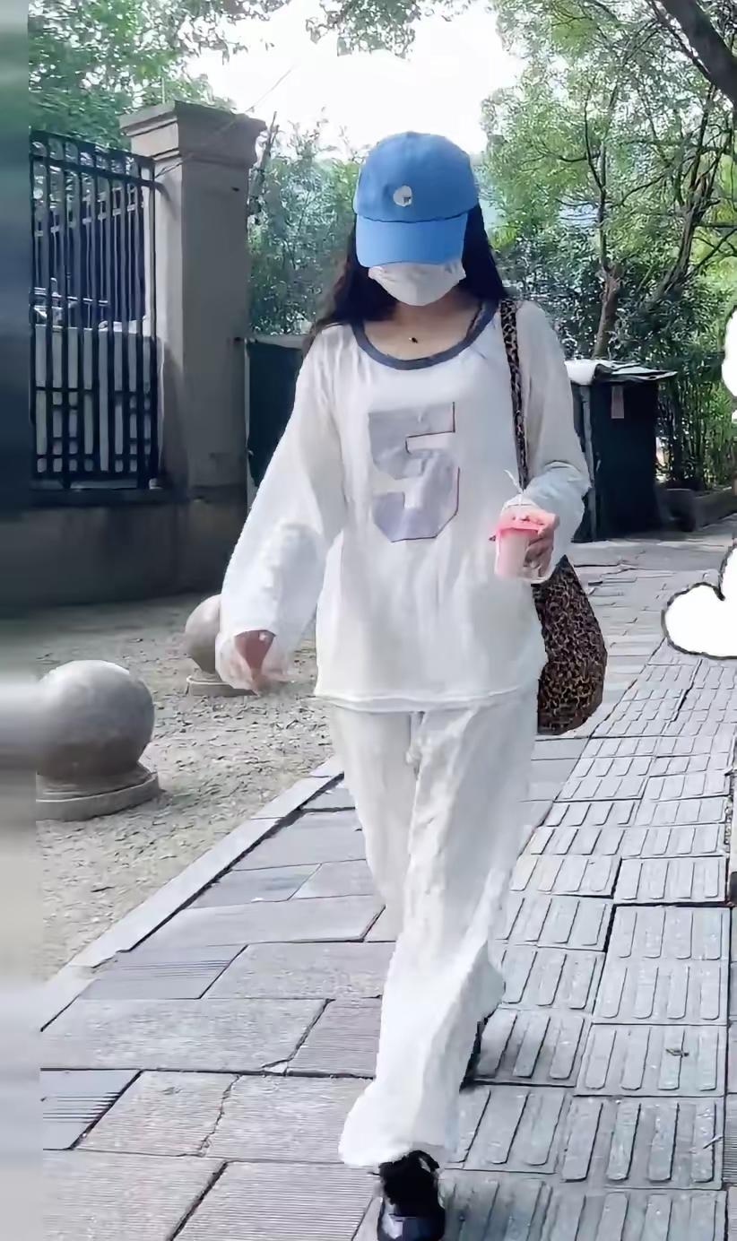 有些女的真的挺奇怪，我们一栋楼里的女邻居了，我竟然没有见过她长什么样子，因为一年