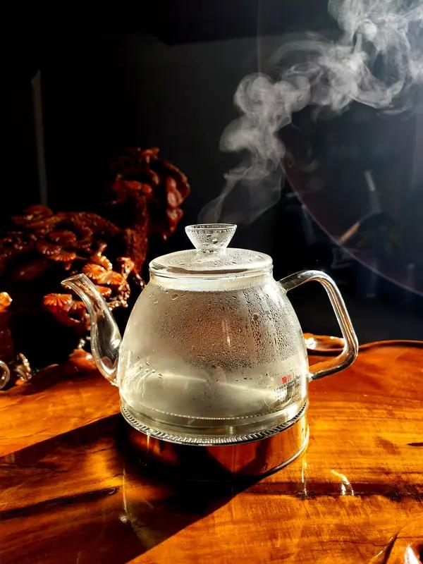 早晨起床要不要喝水?很多人纠结，早上刚起床，到底第一口该不该喝水？从健康