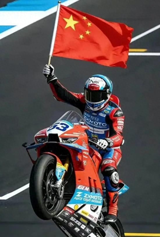 法国车手欧洲赛场高举五星红旗！中国摩托打破37年垄断，太提气！