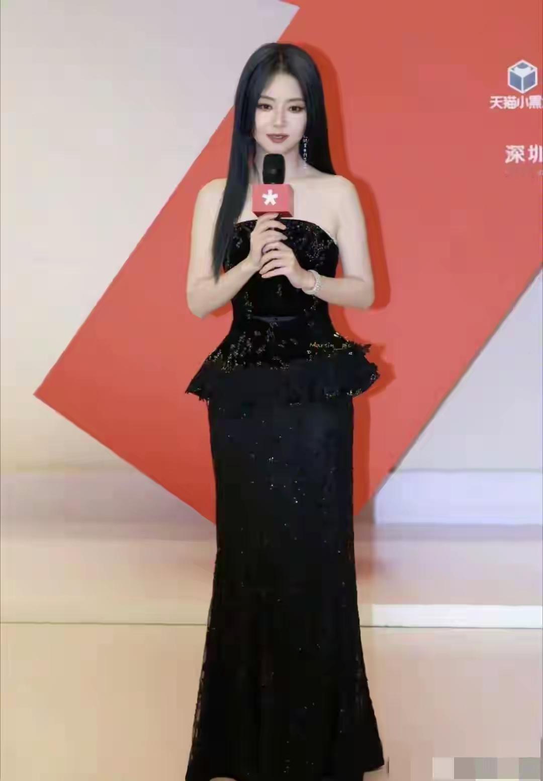 这造型差点没认出来这是谭松韵本人。谭松韵最新活动蓝长直公主切发型，配黑色抹胸裙反