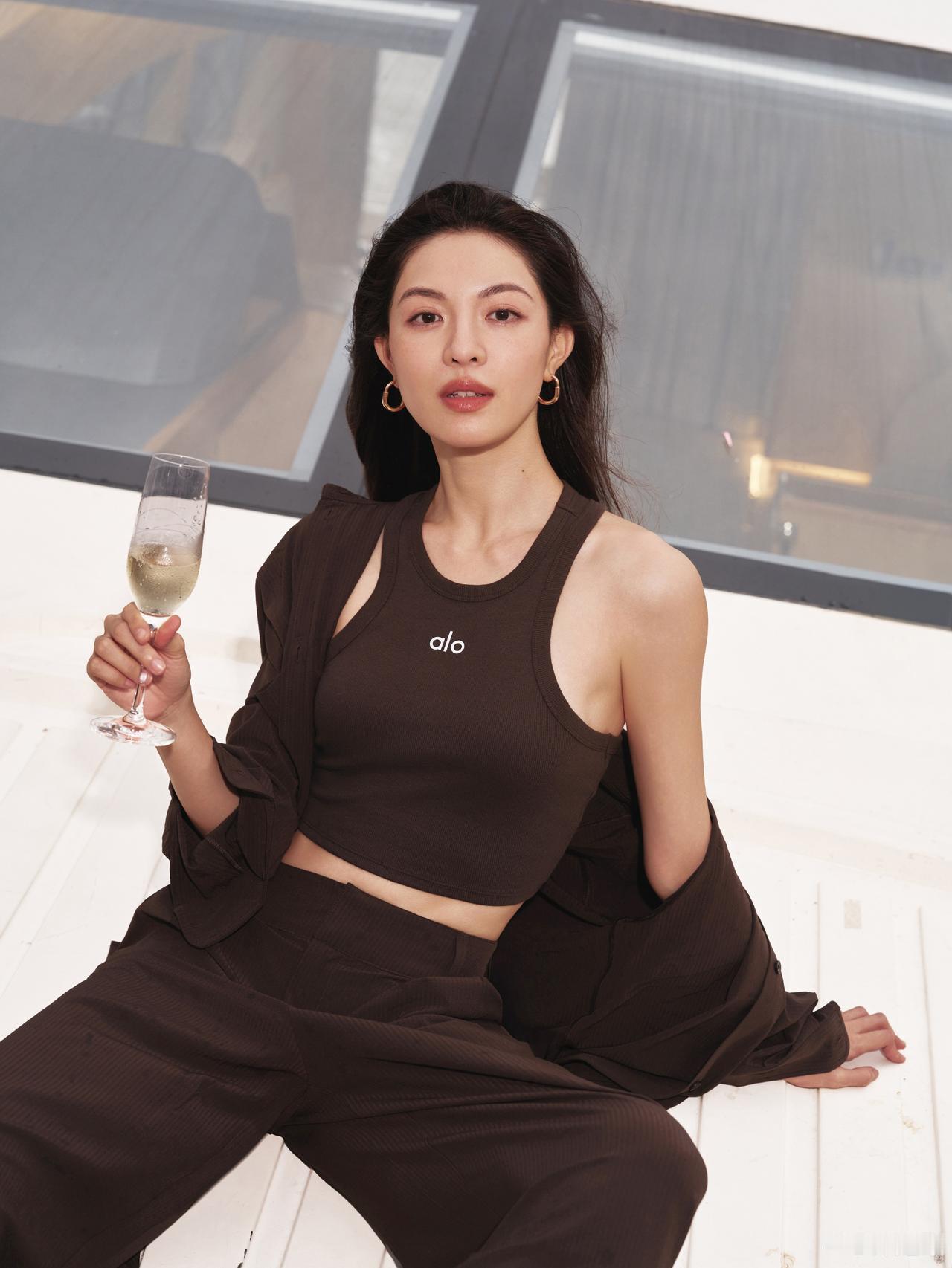 今日份look完美搭配又酷又美又爱运动的小钟🤎钟楚曦