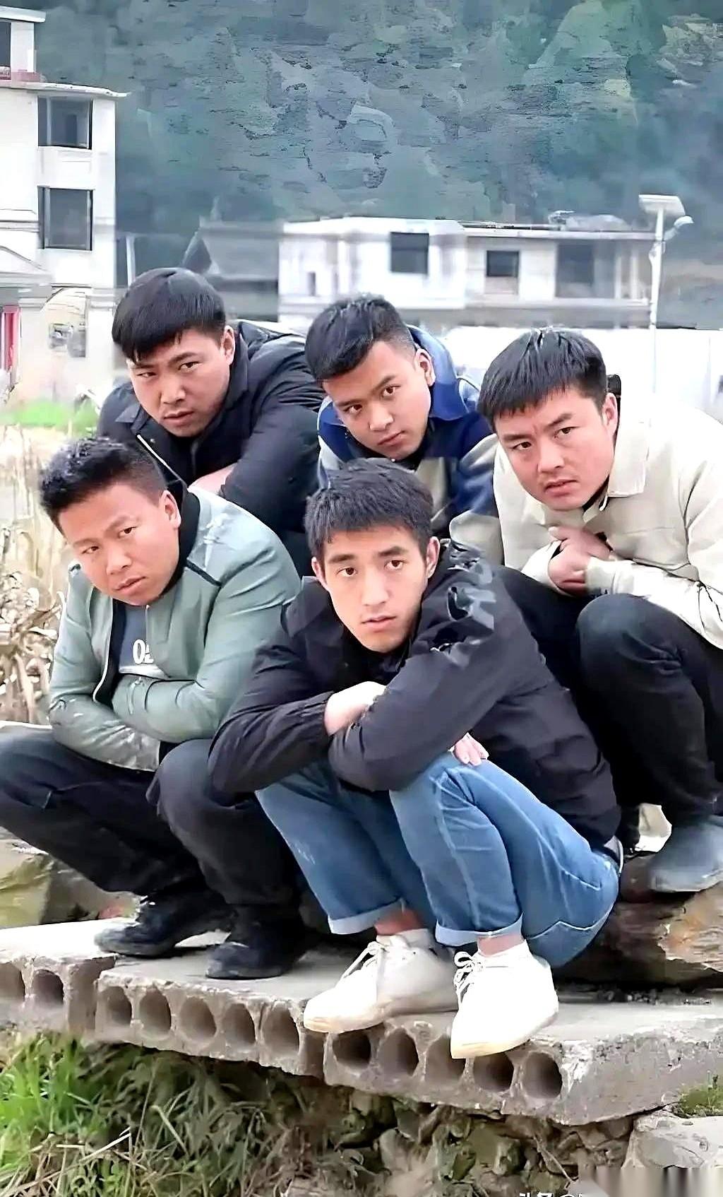 过年回了趟老家，我才发现一个扎心窝子的事。我们村，三百来口人，快三十个光棍了，