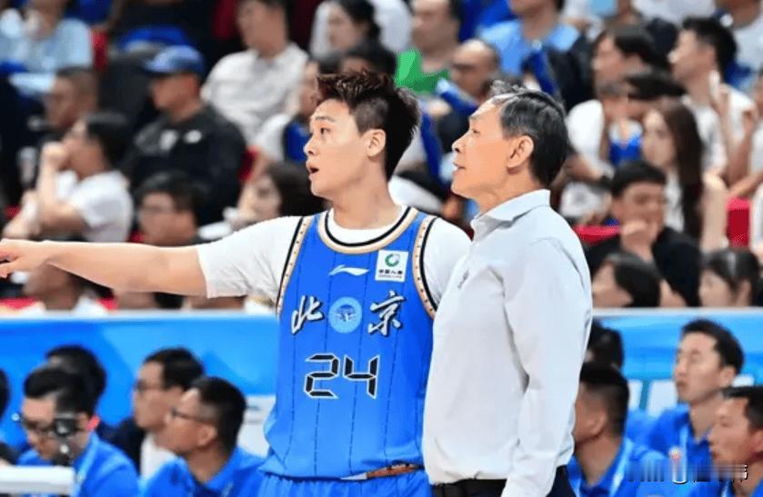 好教练！许利民谈赵睿：“第四节把赵睿换下来。”“主要是想保护他。”“