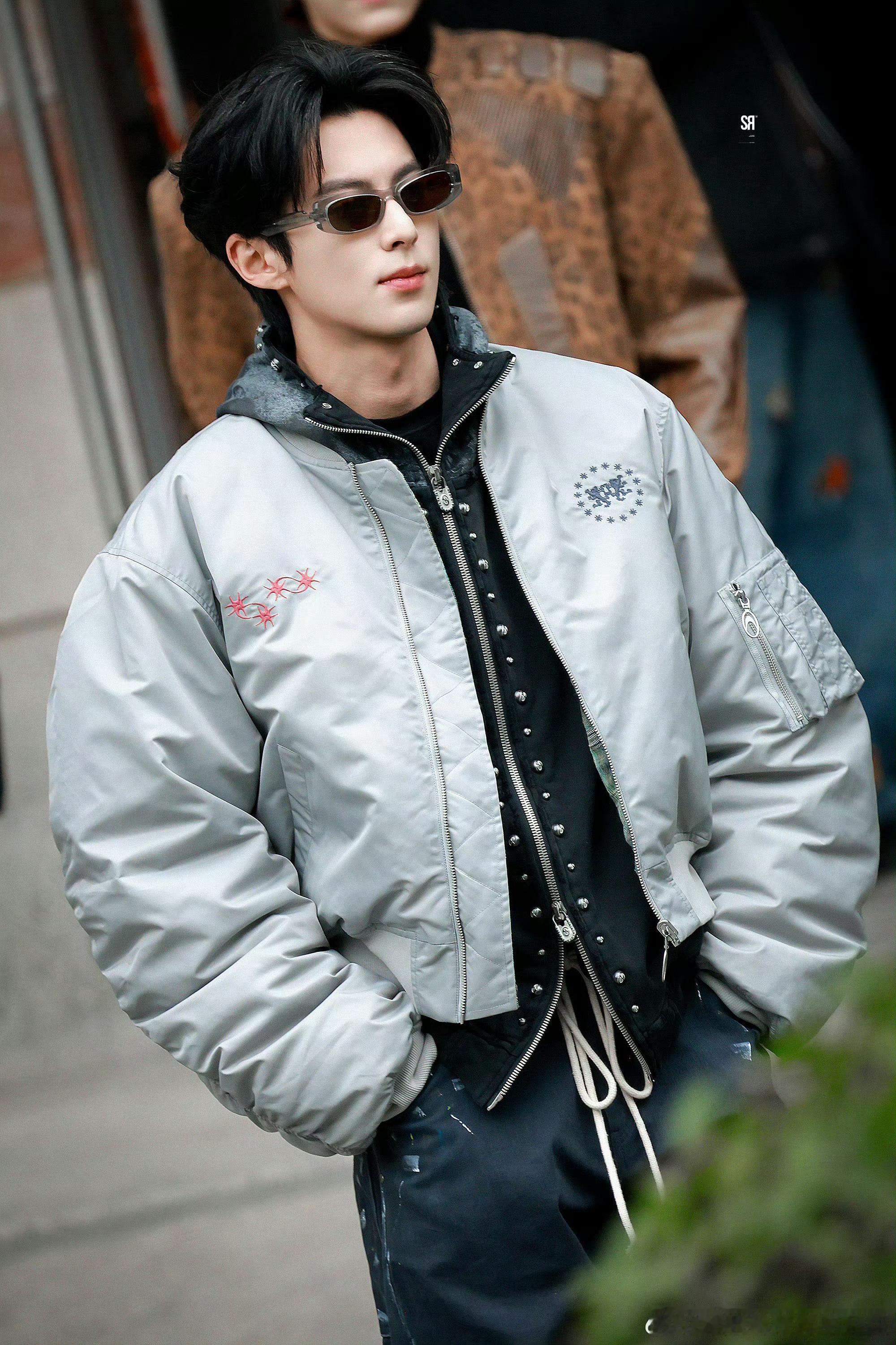 王鹤棣灵活得像火锅里的宽粉王鹤棣的反应速度绝了！躲闪时的丝滑程度，和火锅里滑溜